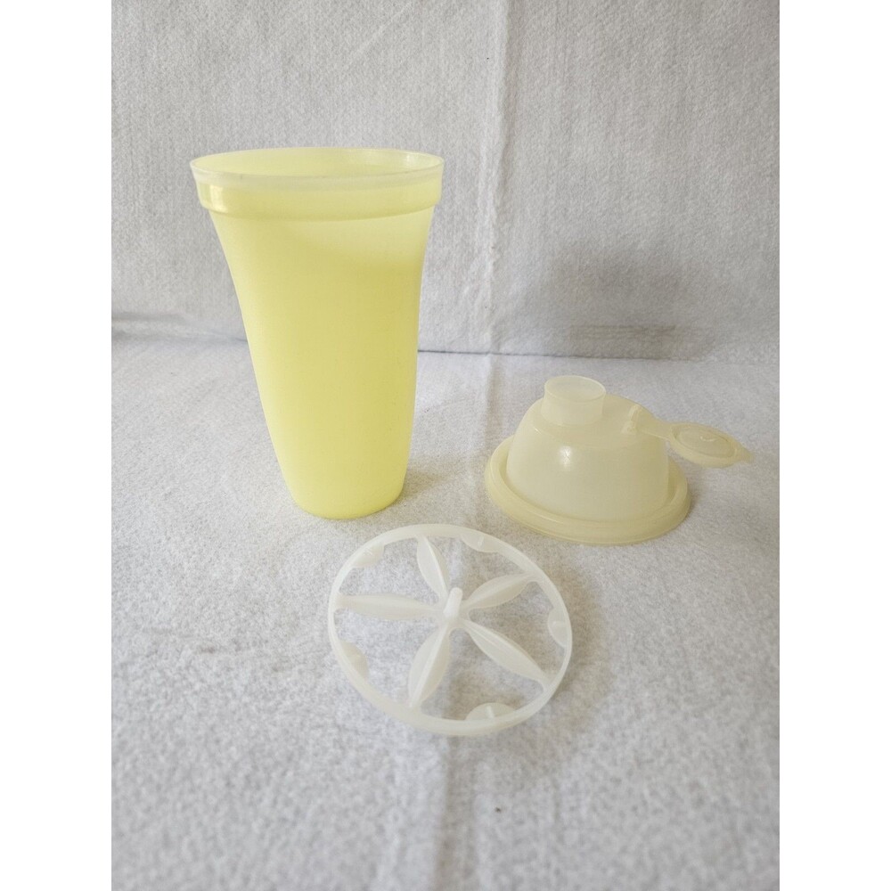 VTG Tupperware 844 Yellow Quick Shaker 16oz Gravy Drink Maker Mixer Blender